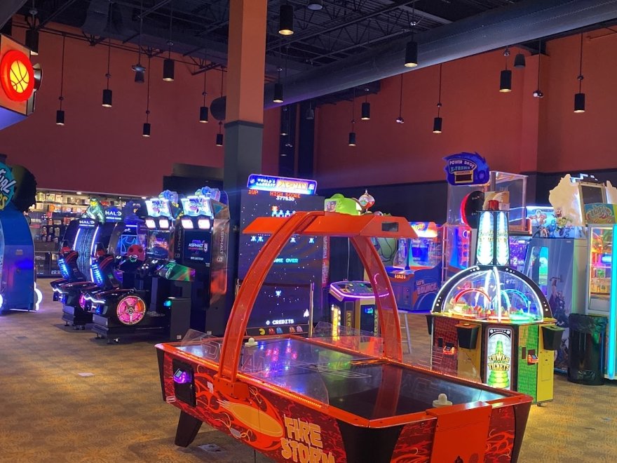 Lefty's Alley & Eats Drive-In Theater