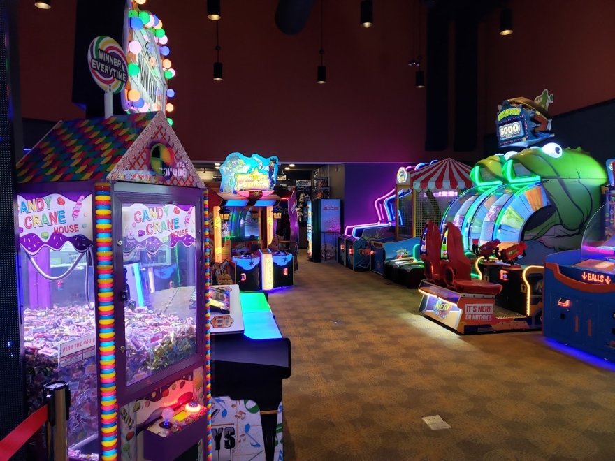 Lefty's Alley & Eats Drive-In Theater