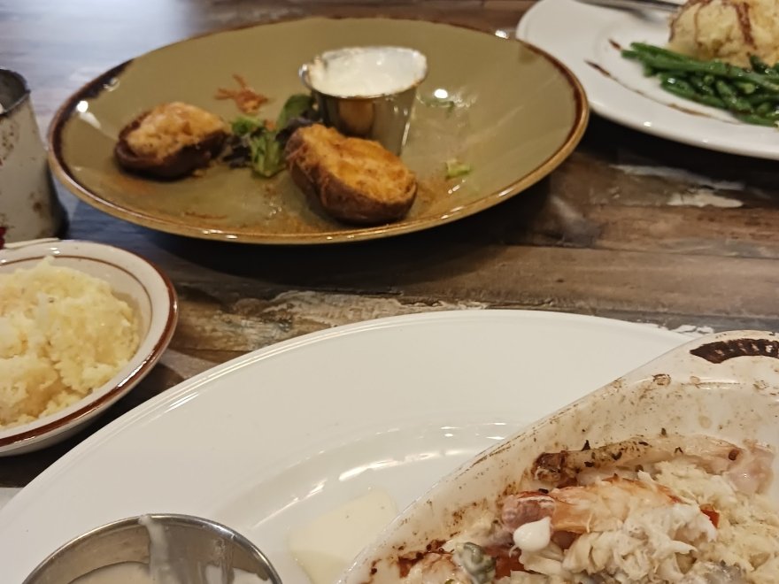 Fins Ale House & Raw Bar